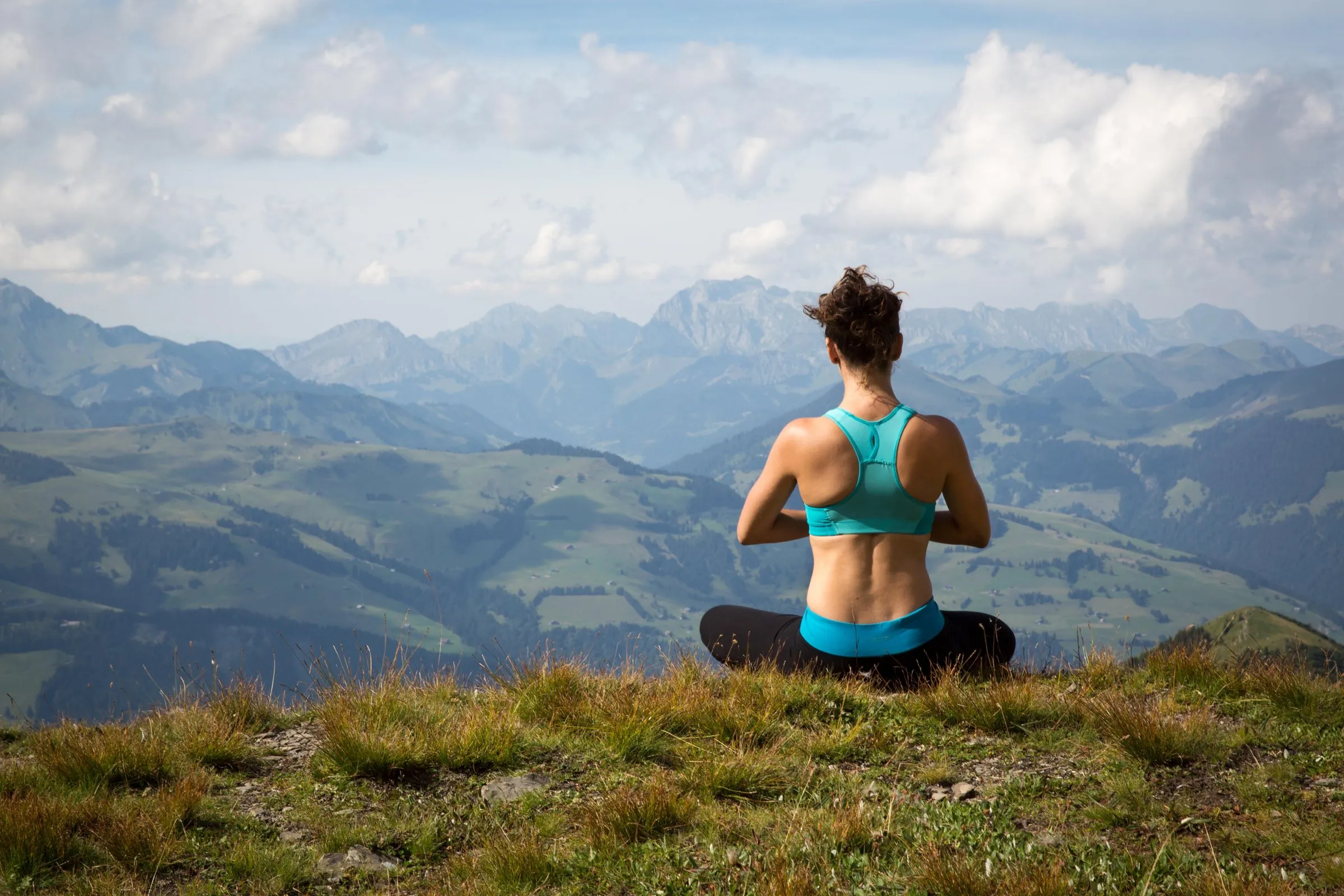 Méditation face aux montagnes